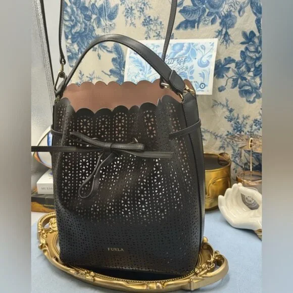 🆕 FURLA 🧿 NWOT Constanza Laser Cut Drawstring Bucket Bag, Black Leather - Picture 4 of 14